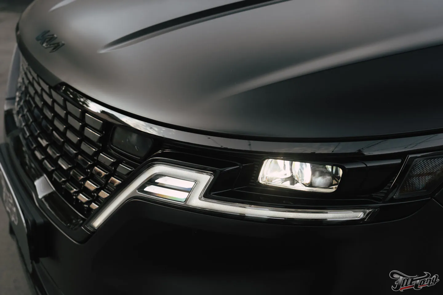 Большой проект для семейного автомобиля Kia Carnival, часть 2: оклейка матовым полиуретаном, цветные ремни, перетяжка руля, антихром, окрас суппортов, детейлинг